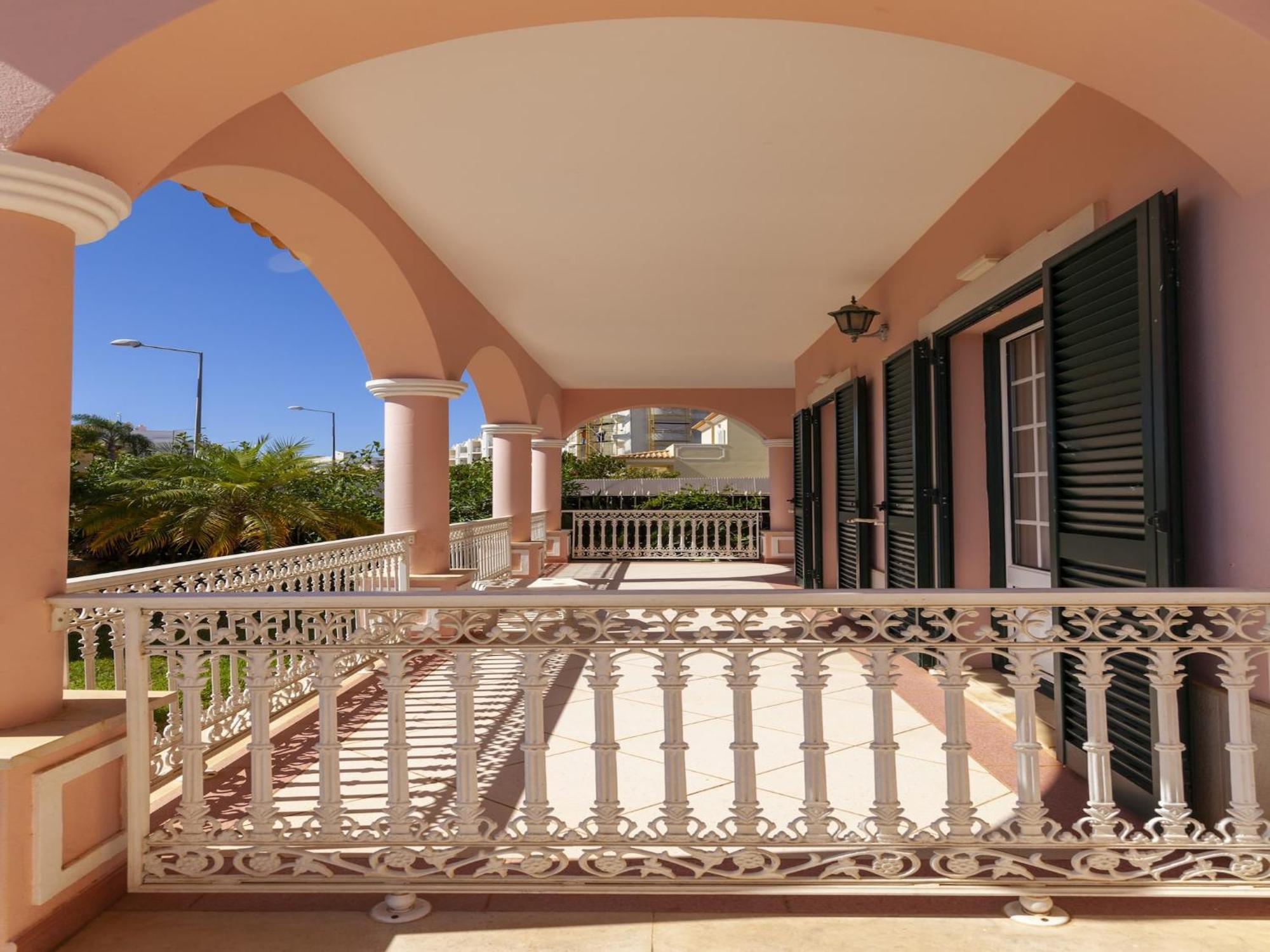 Stunning 4-bed In Albufeira