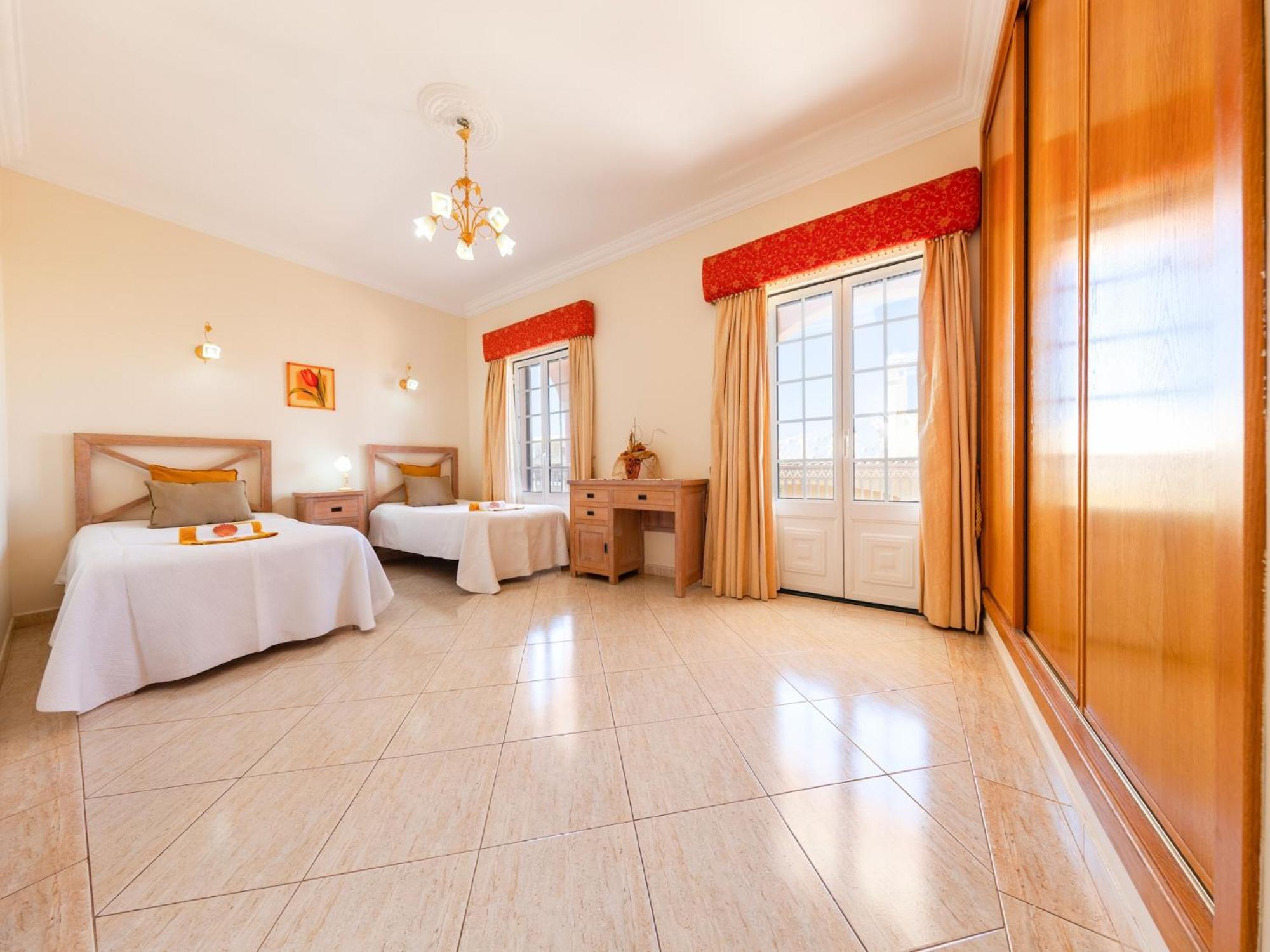 Stunning 4-bed In Villa *