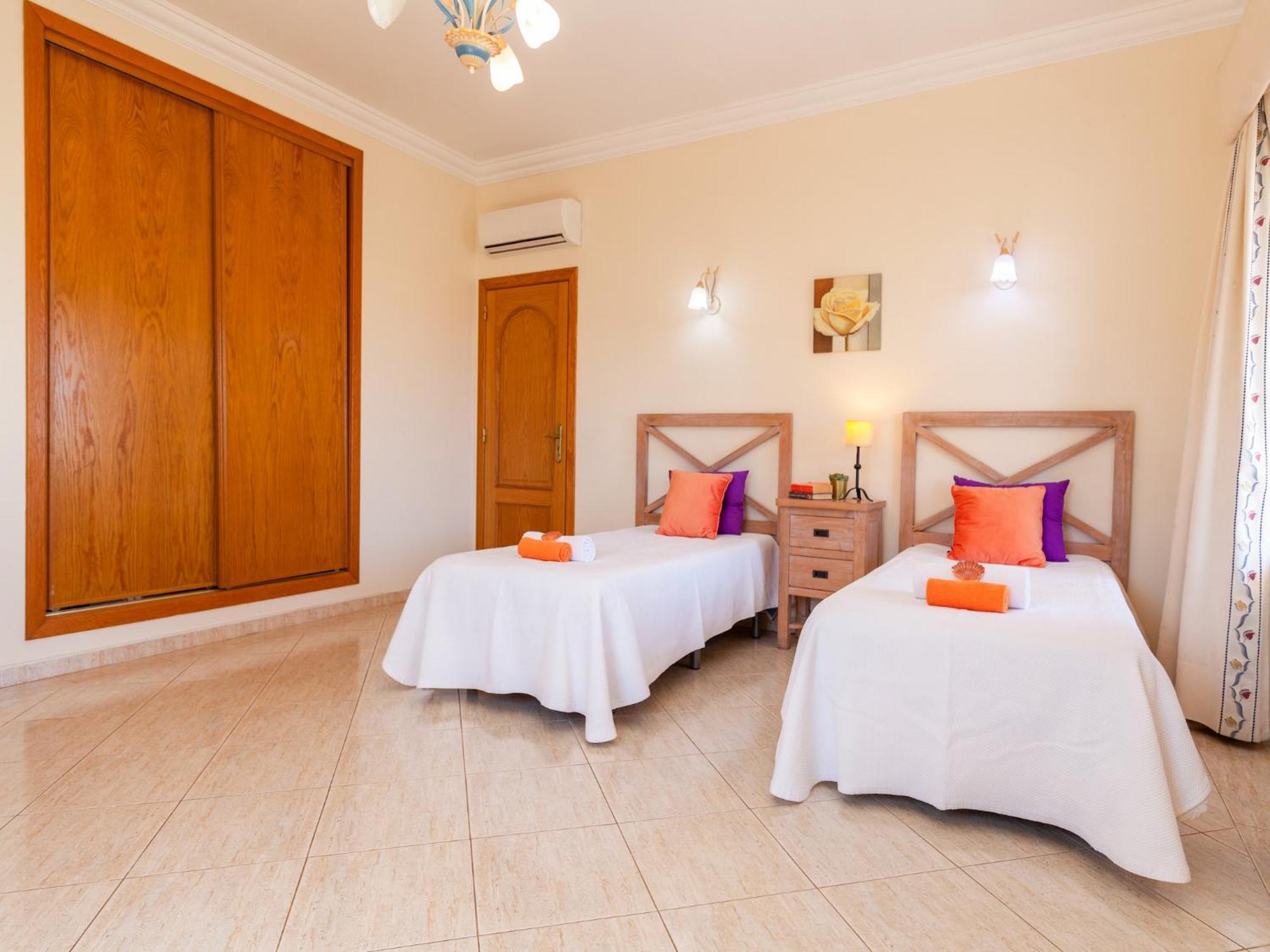 Stunning 4-bed In * Albufeira