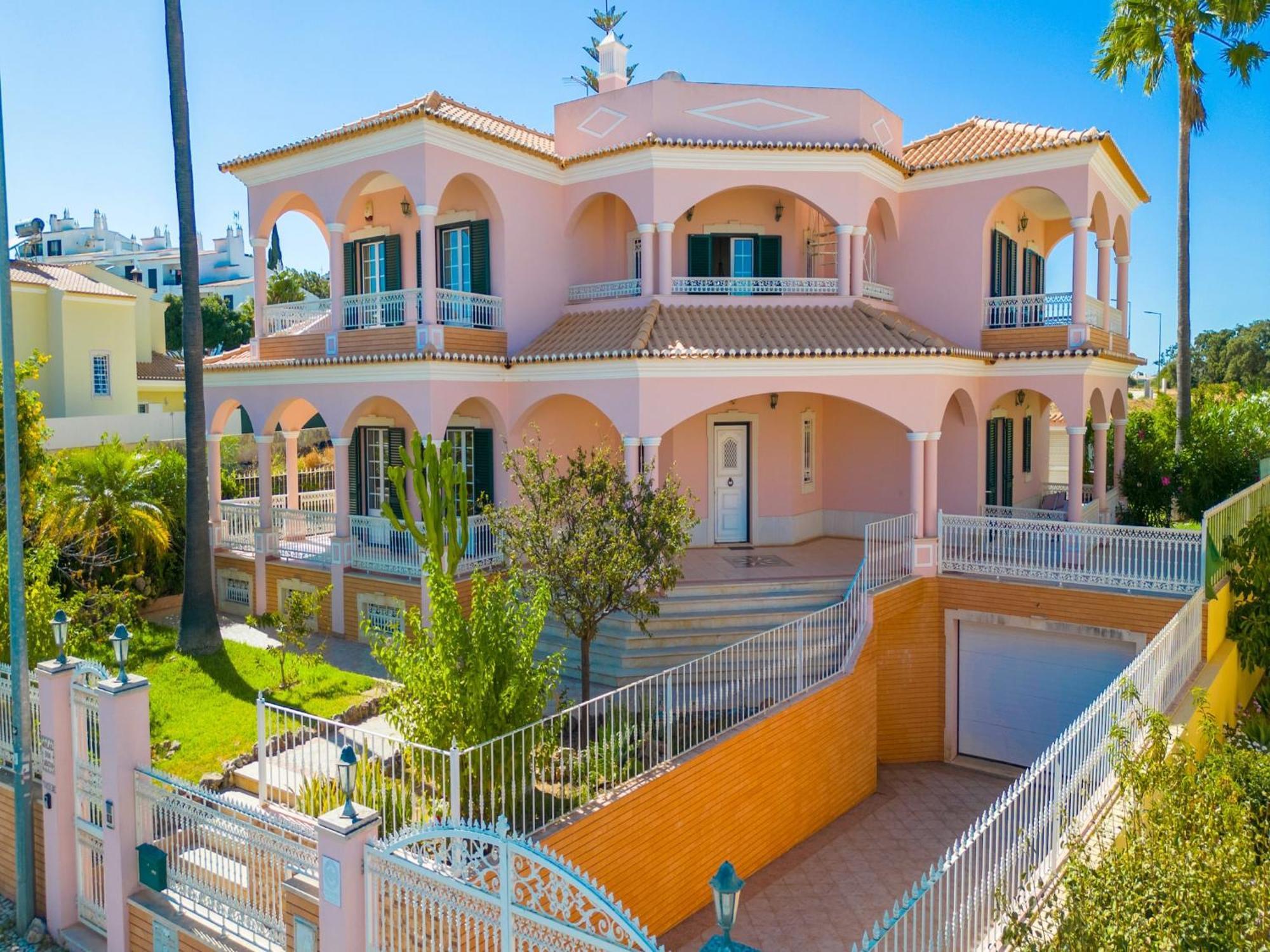 Stunning 4-bed In *