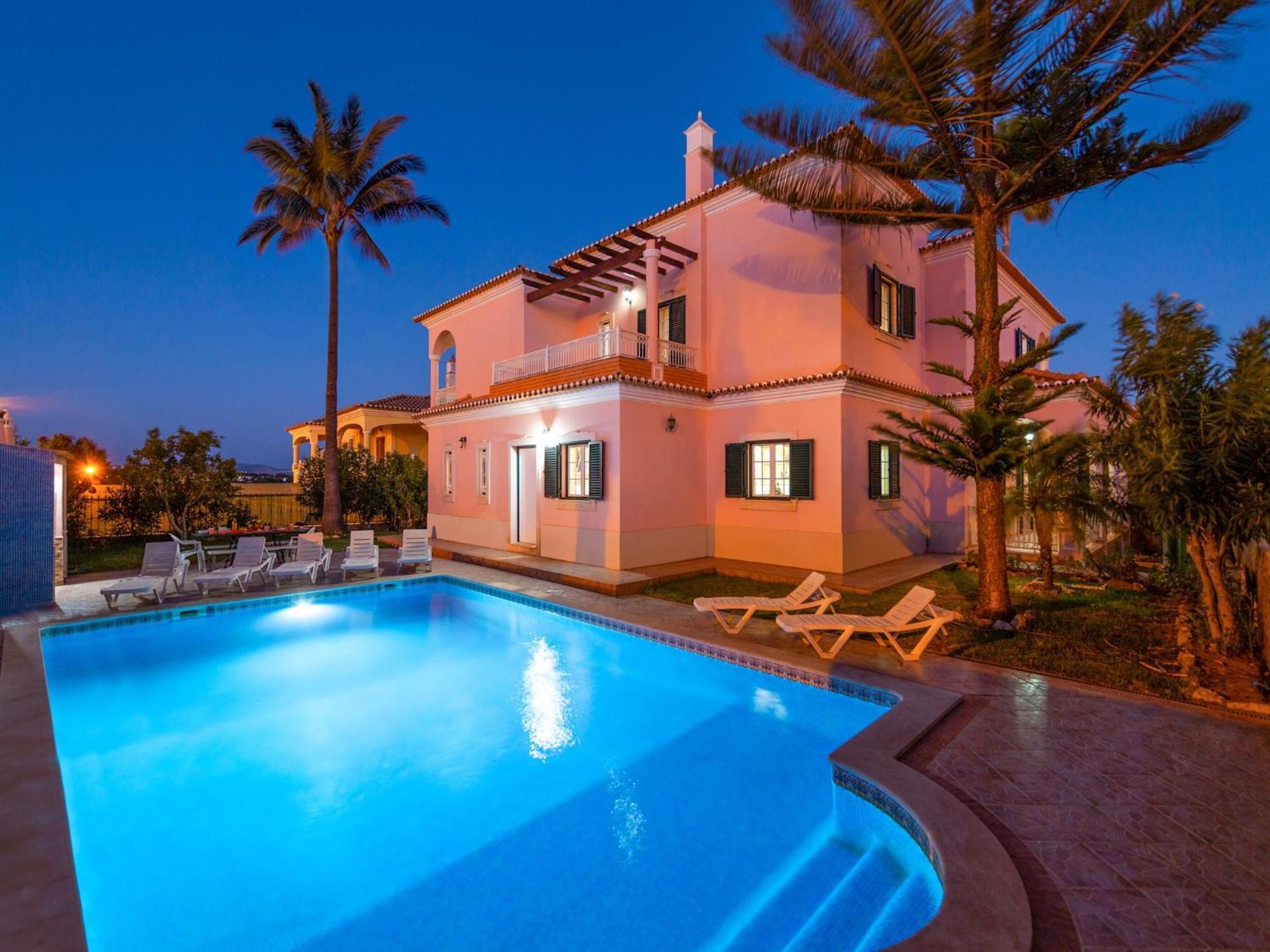Villa Stunning 4-bed In *