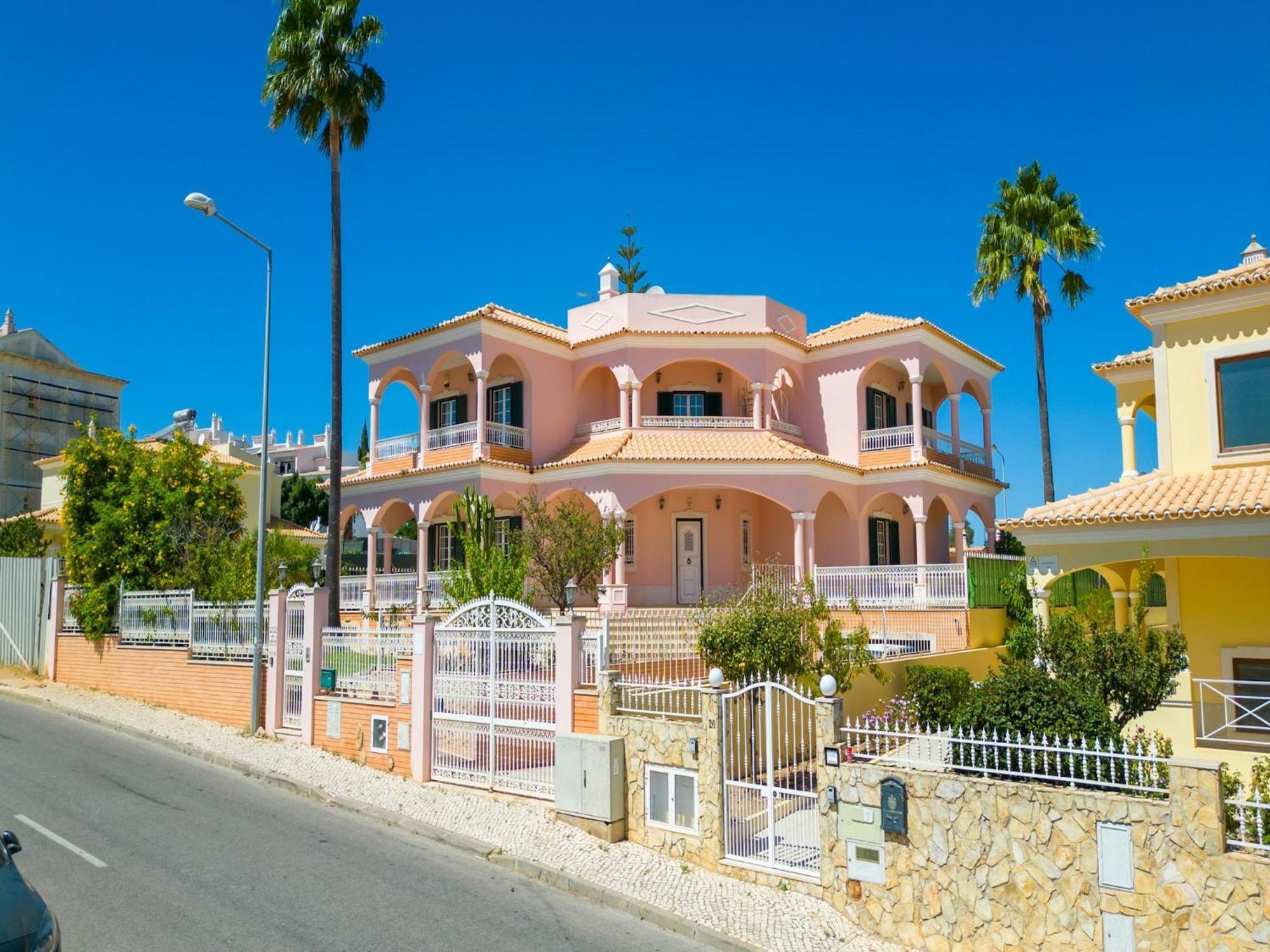 Stunning 4-bed In Villa Albufeira