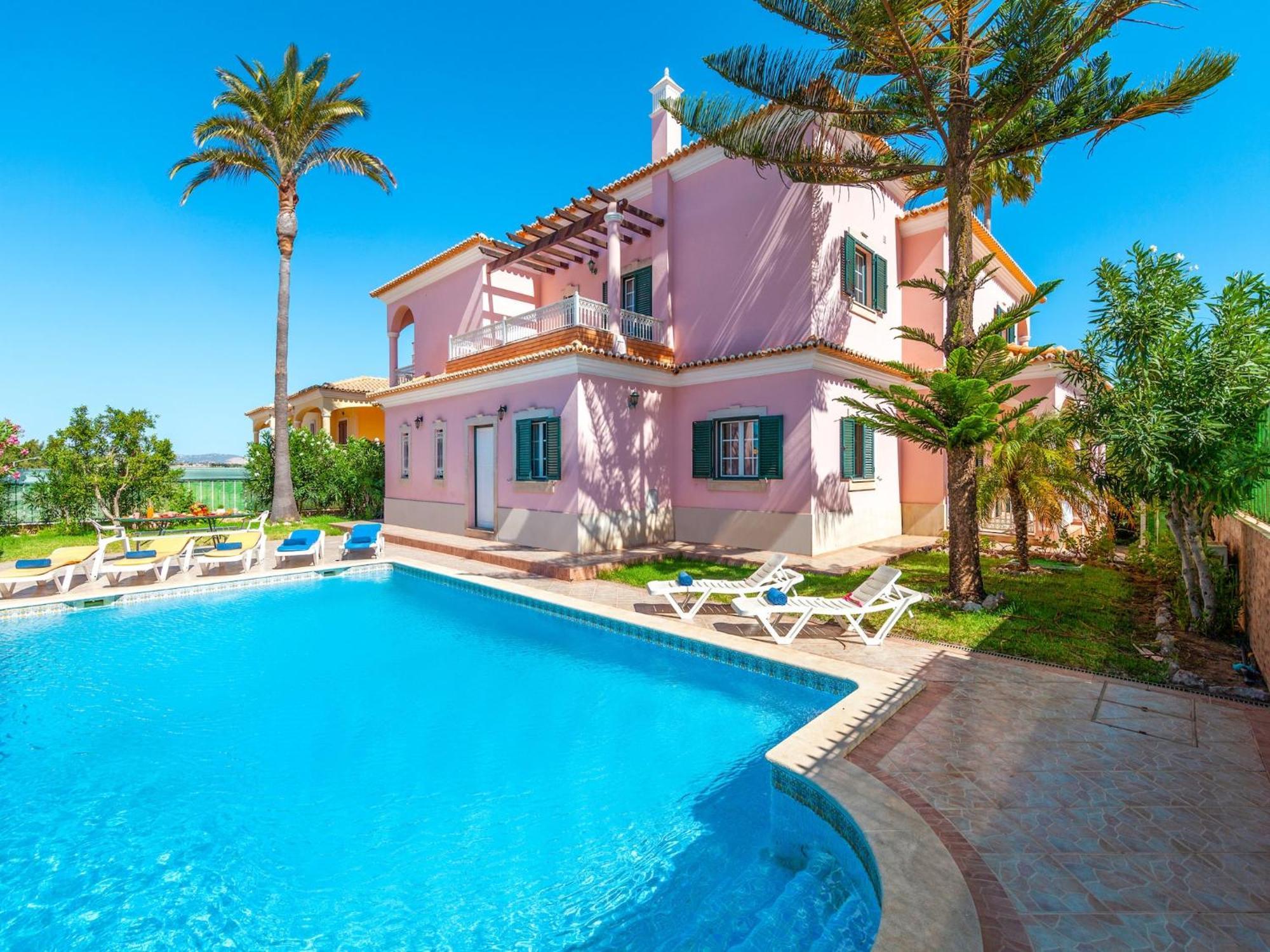 Stunning 4-bed In * Albufeira