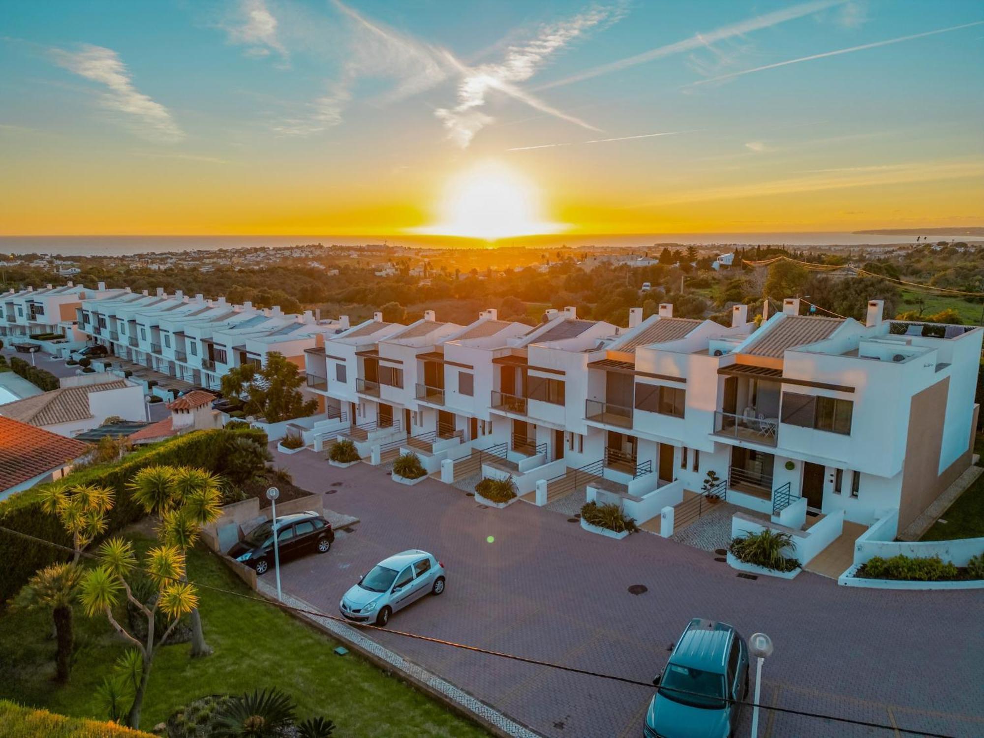 Incredible Townhouse W Pool, Holiday home *