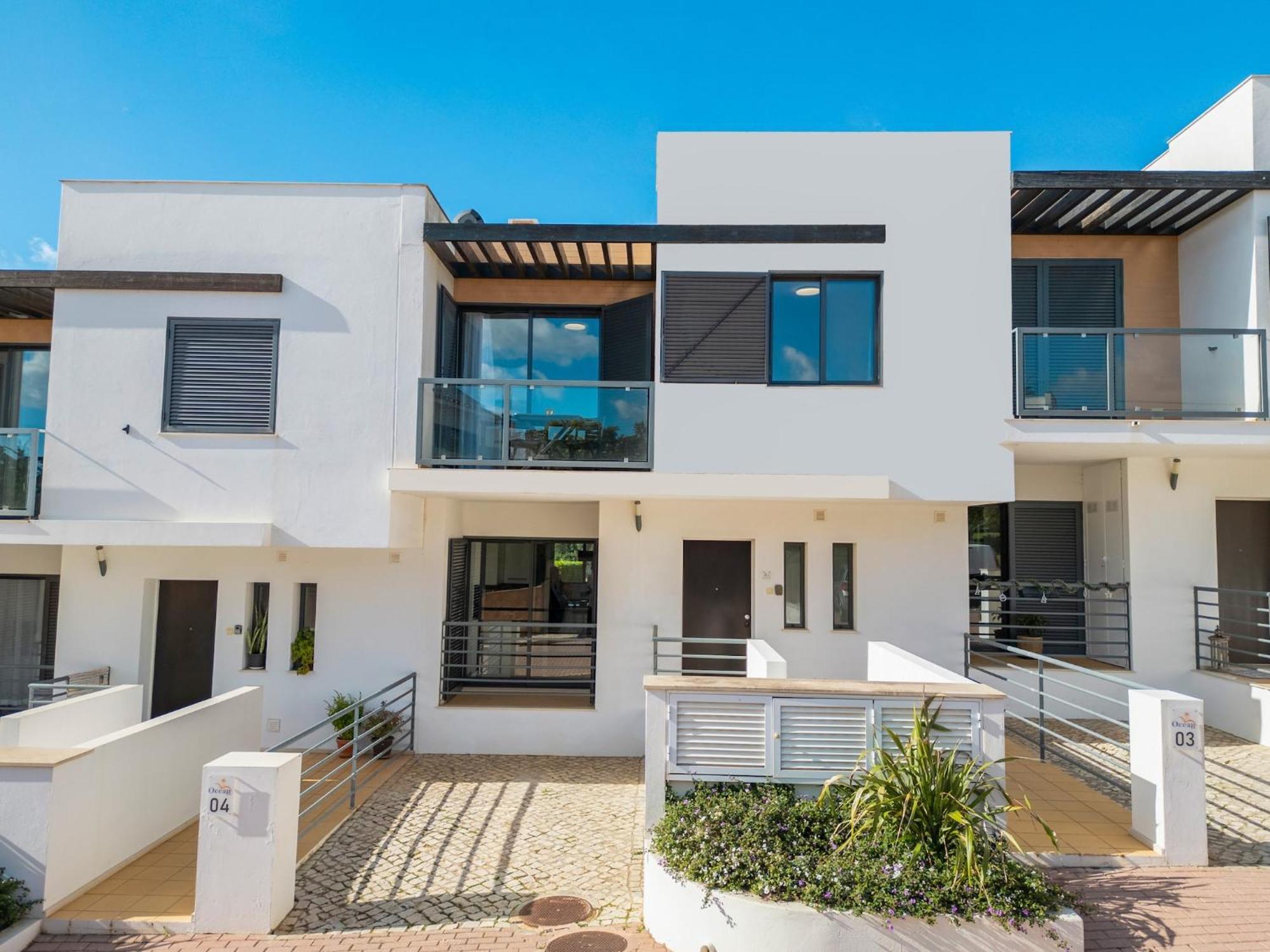 Incredible Townhouse W Pool, Holiday home Albufeira