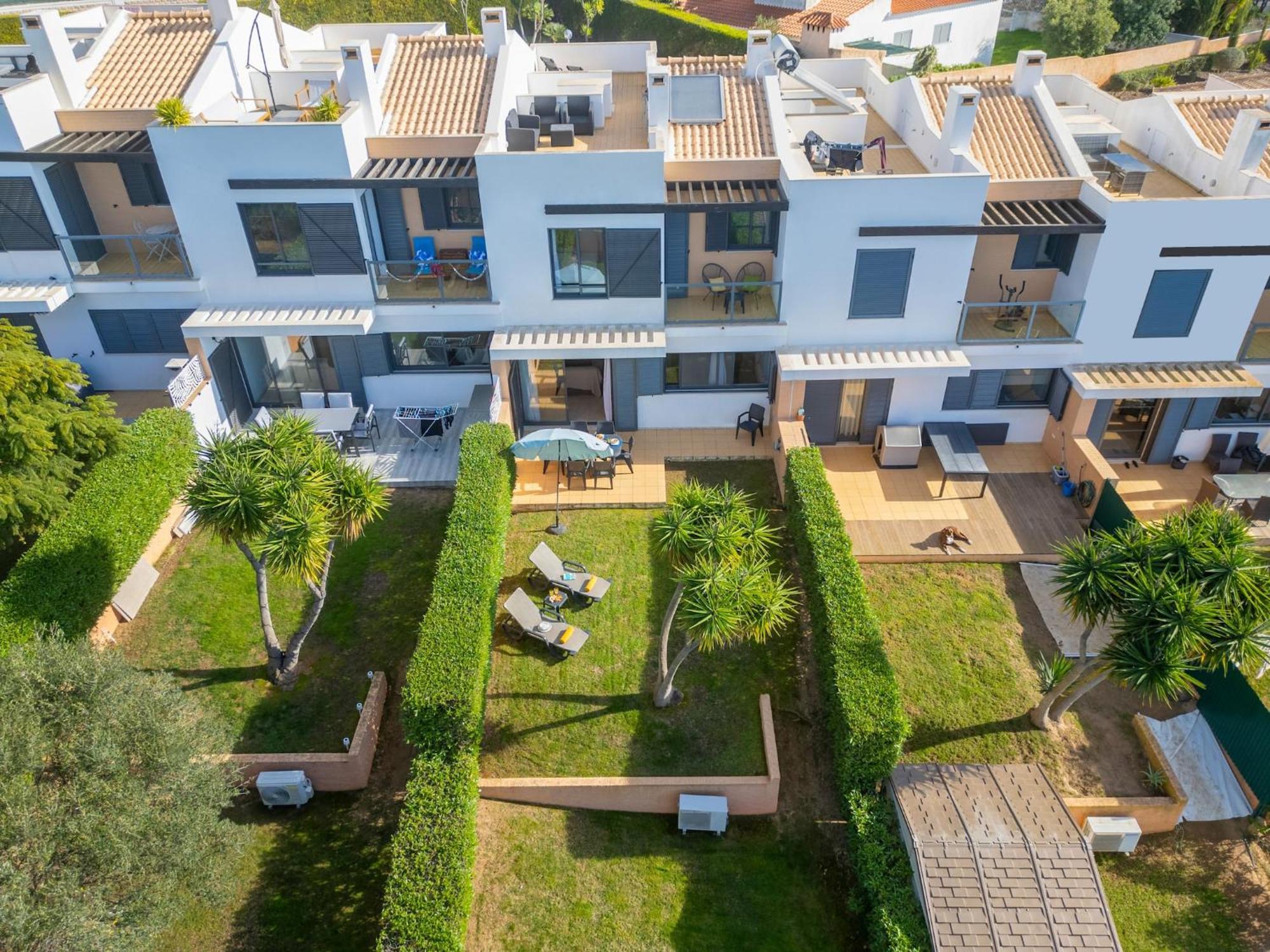 Incredible Townhouse W Pool, Casa de Férias Albufeira