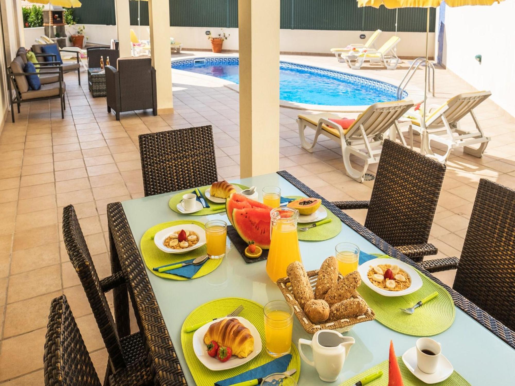 With Heatable Pool