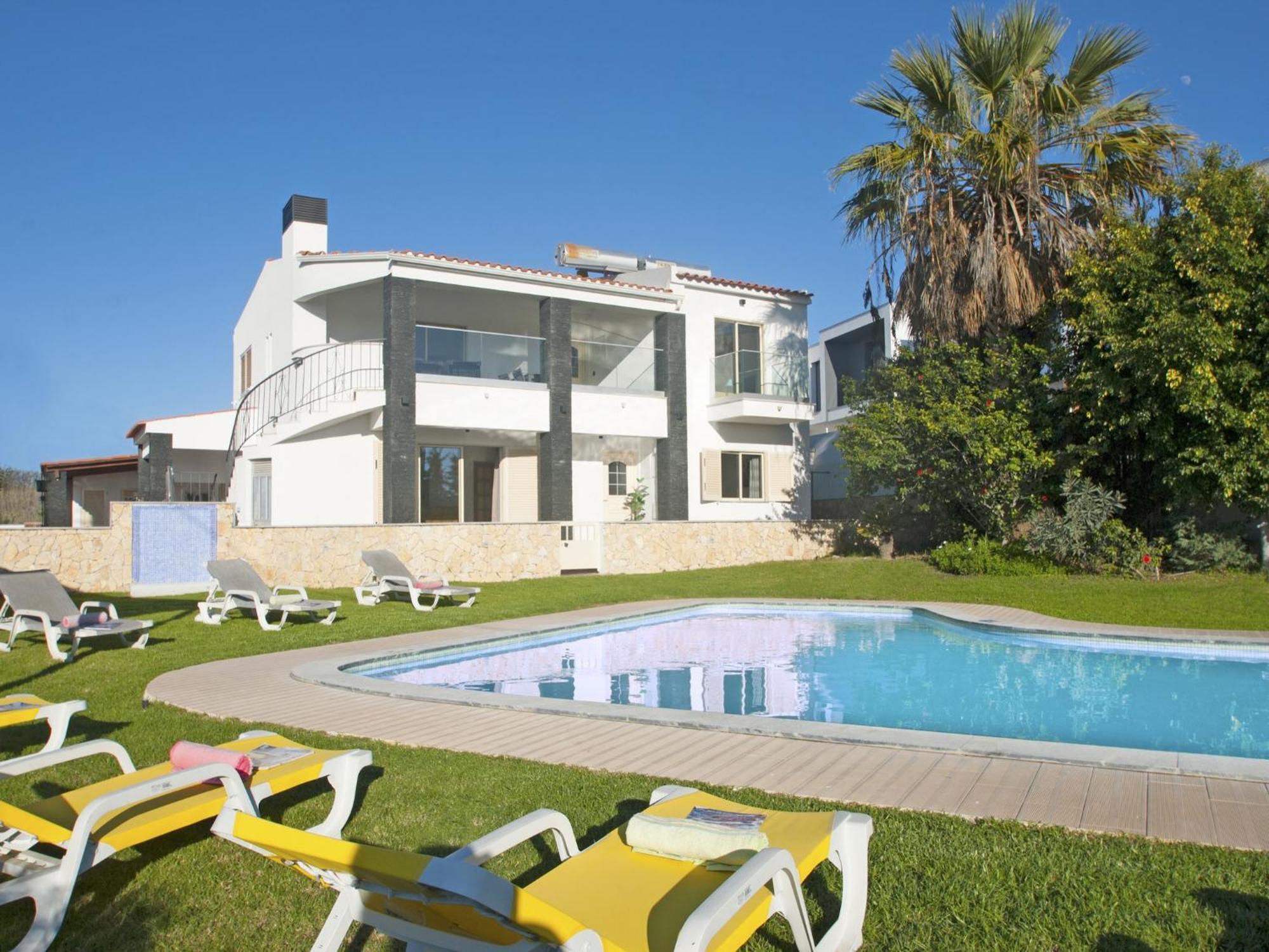 With Heatable Pool