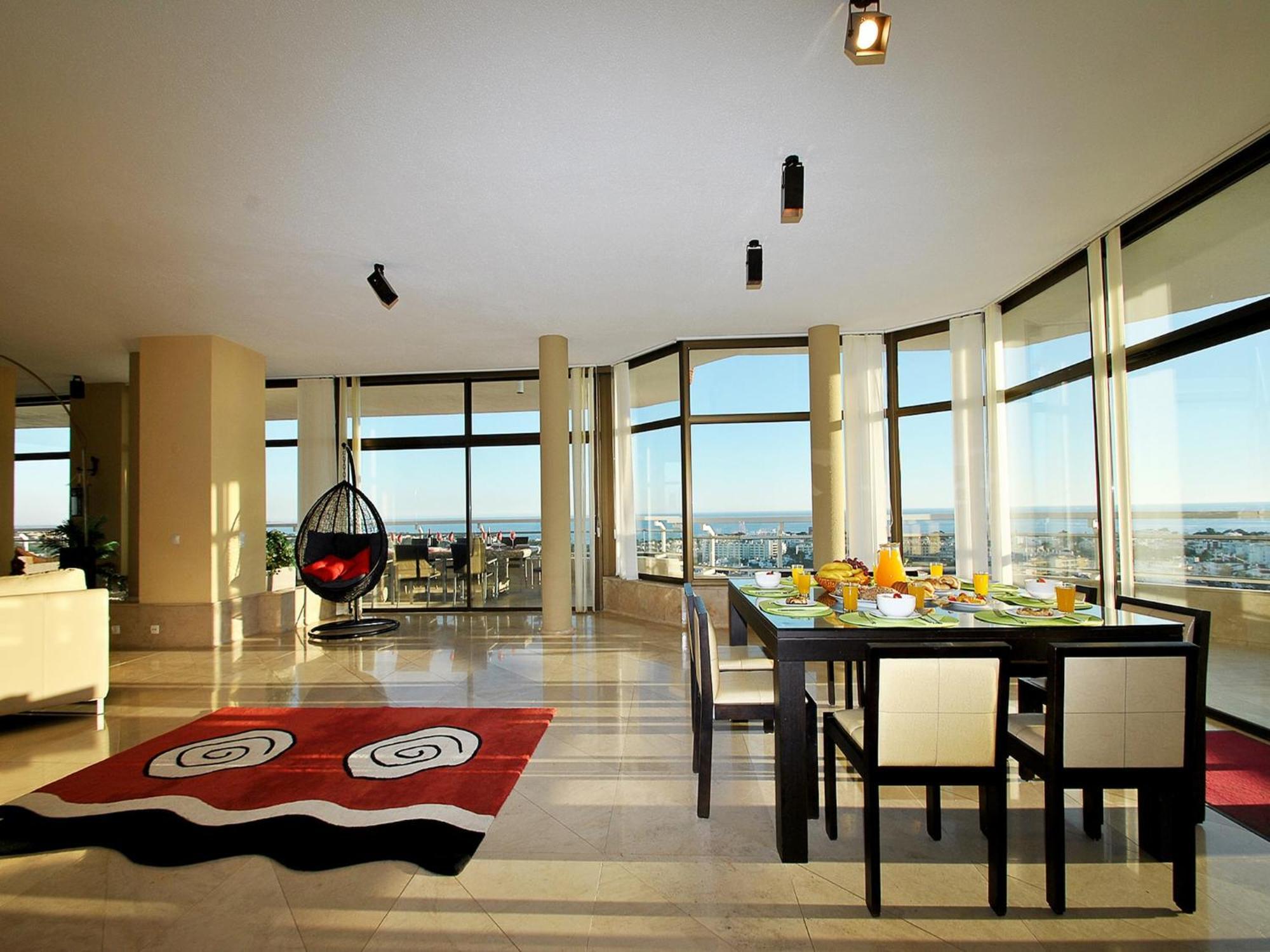 Stunning Penthouse With Pool Apartment *
