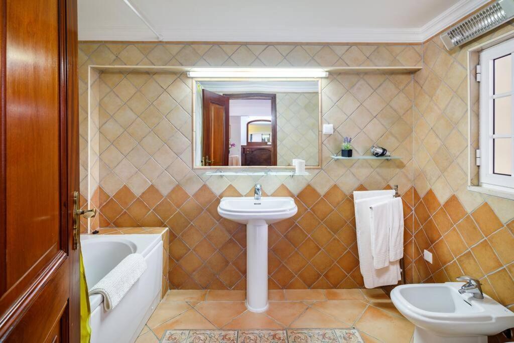Villa 7 Bedroom Private Tenazinha Ii, With Pool Albufeira