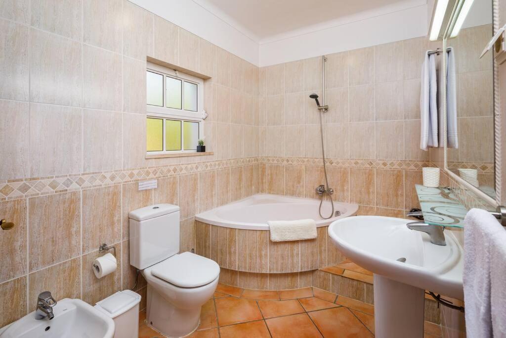 7 Bedroom Private Tenazinha Ii, With Pool Albufeira