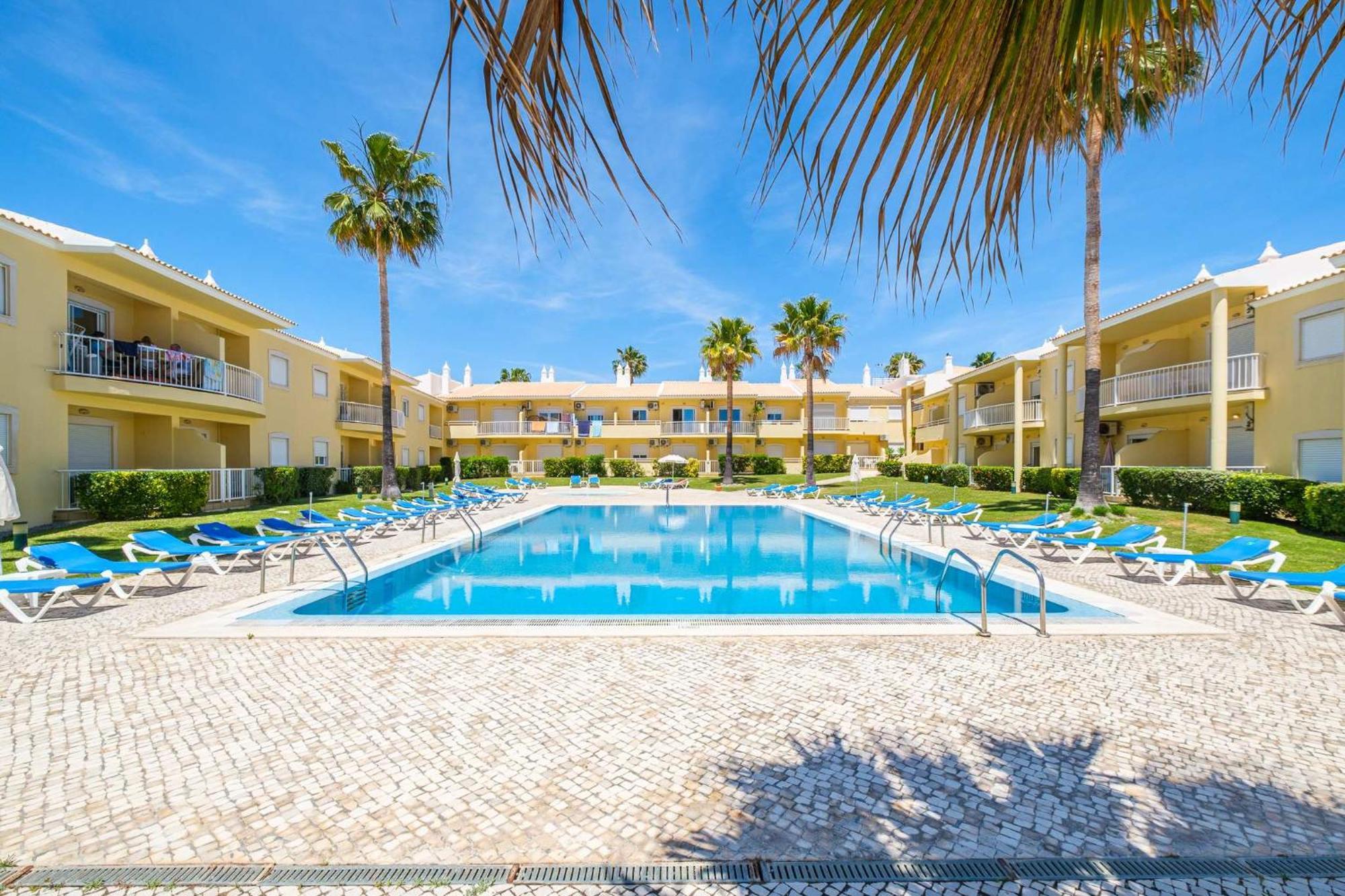 Riu - Close To Bars Shops And Restaurants *