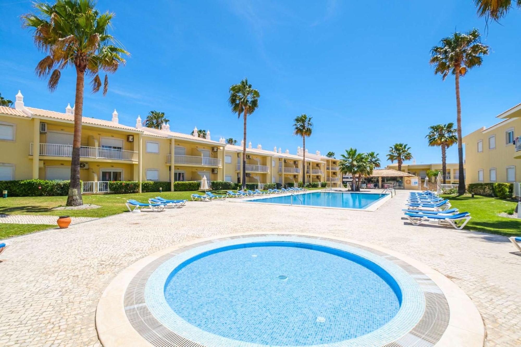 Riu - Close To Bars Shops And Restaurants