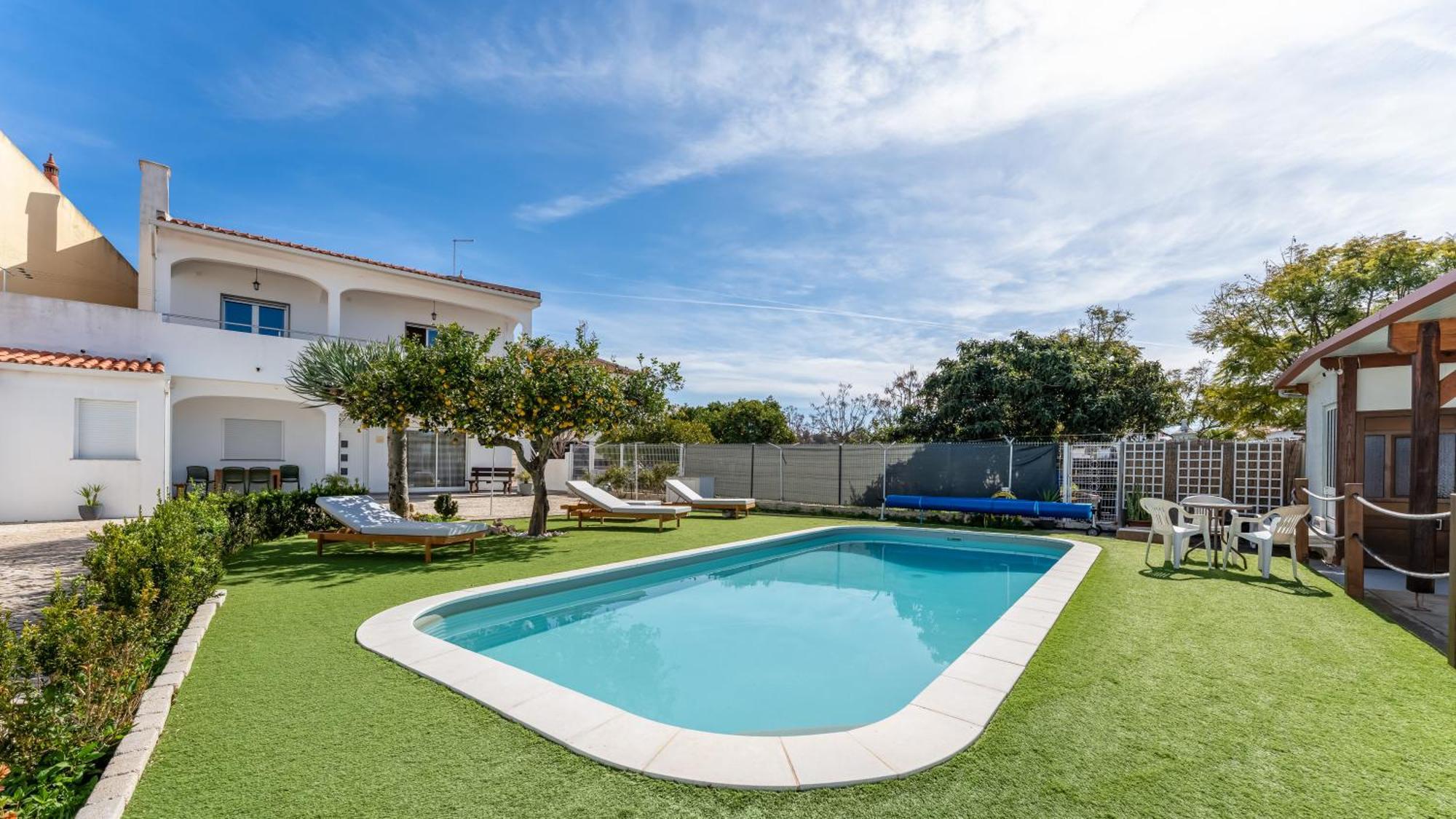 Apartment Sunny 3bdr With Pool In Ferreiras By Lovelystay
