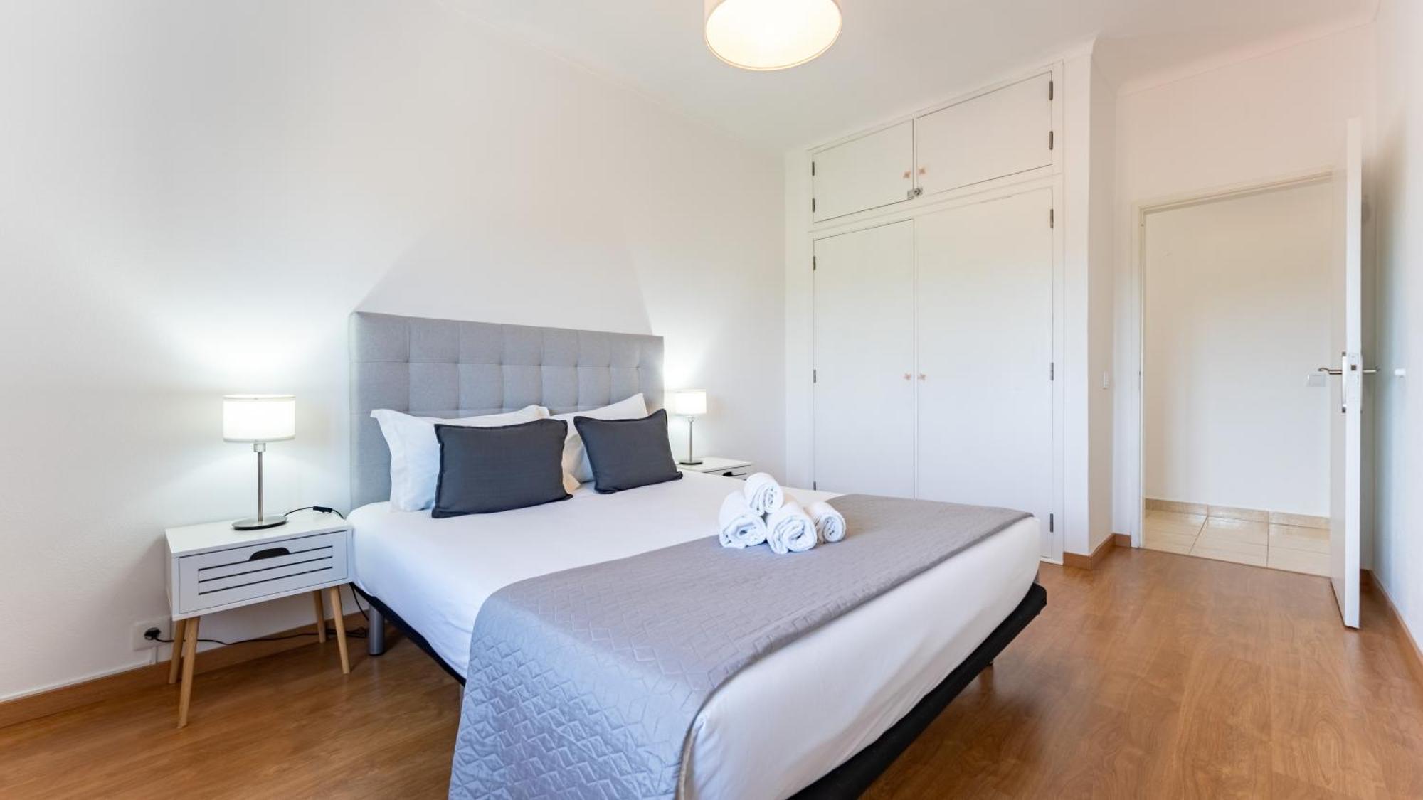 Apartment Sunny 3bdr With Pool In Ferreiras By Lovelystay