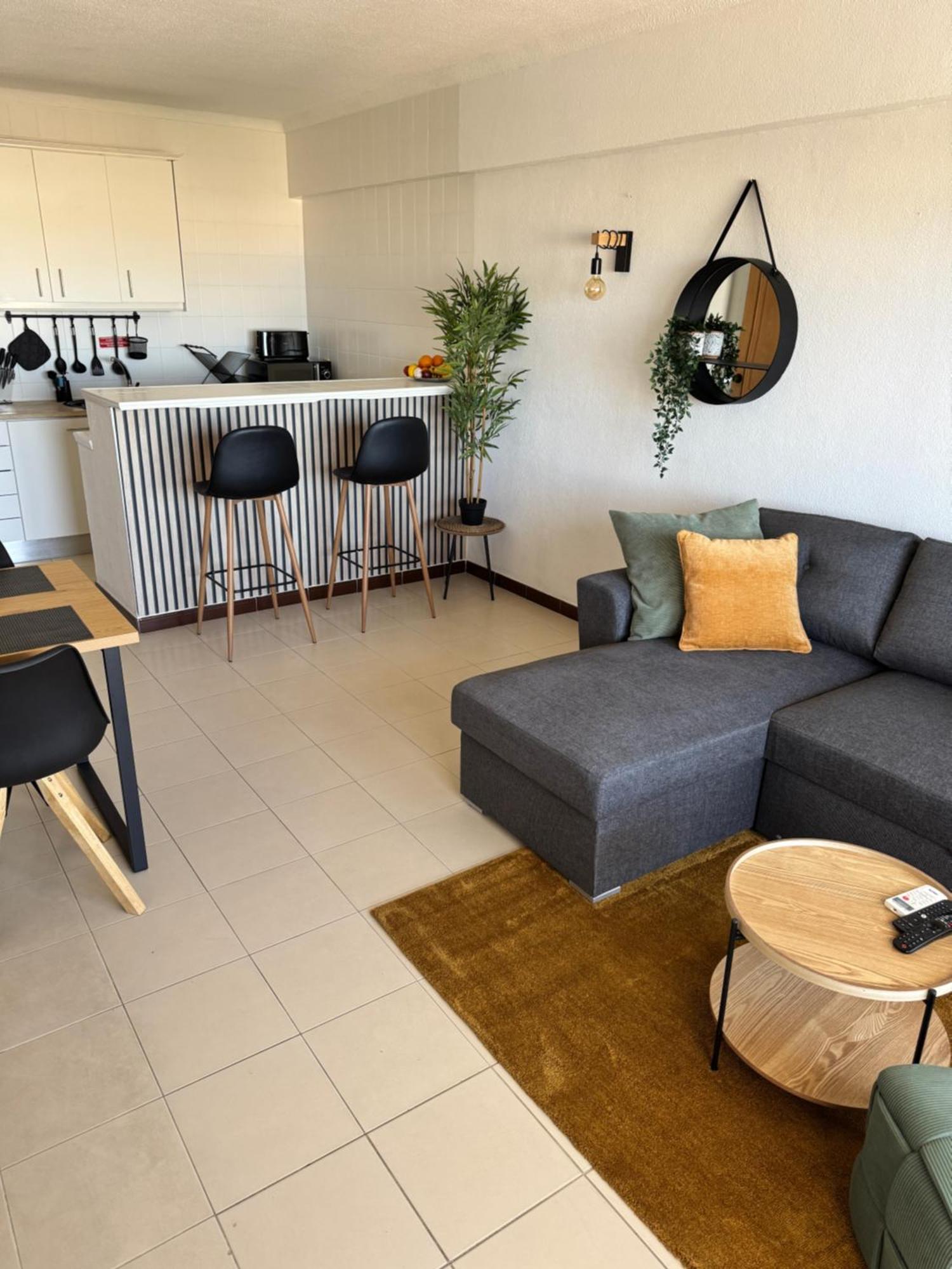 Cozy Sea View With Balcony & Access Apartment *