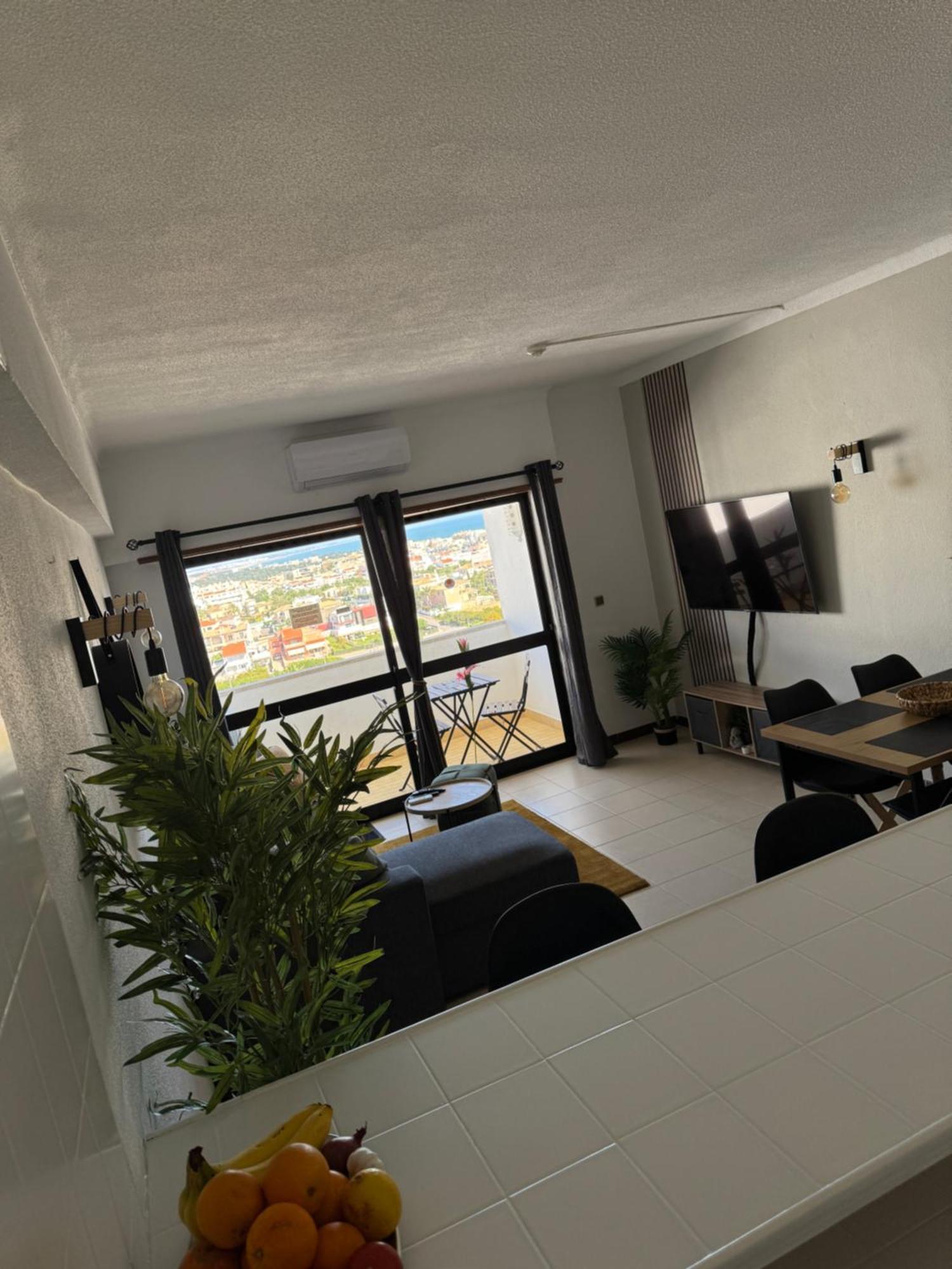 Cozy Sea View With Balcony & Access *