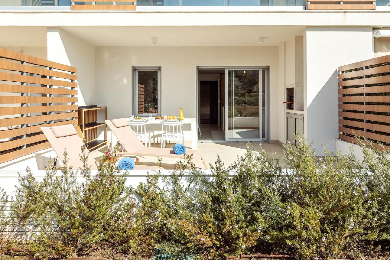 View - Cozy Corner With Pool Apartment *