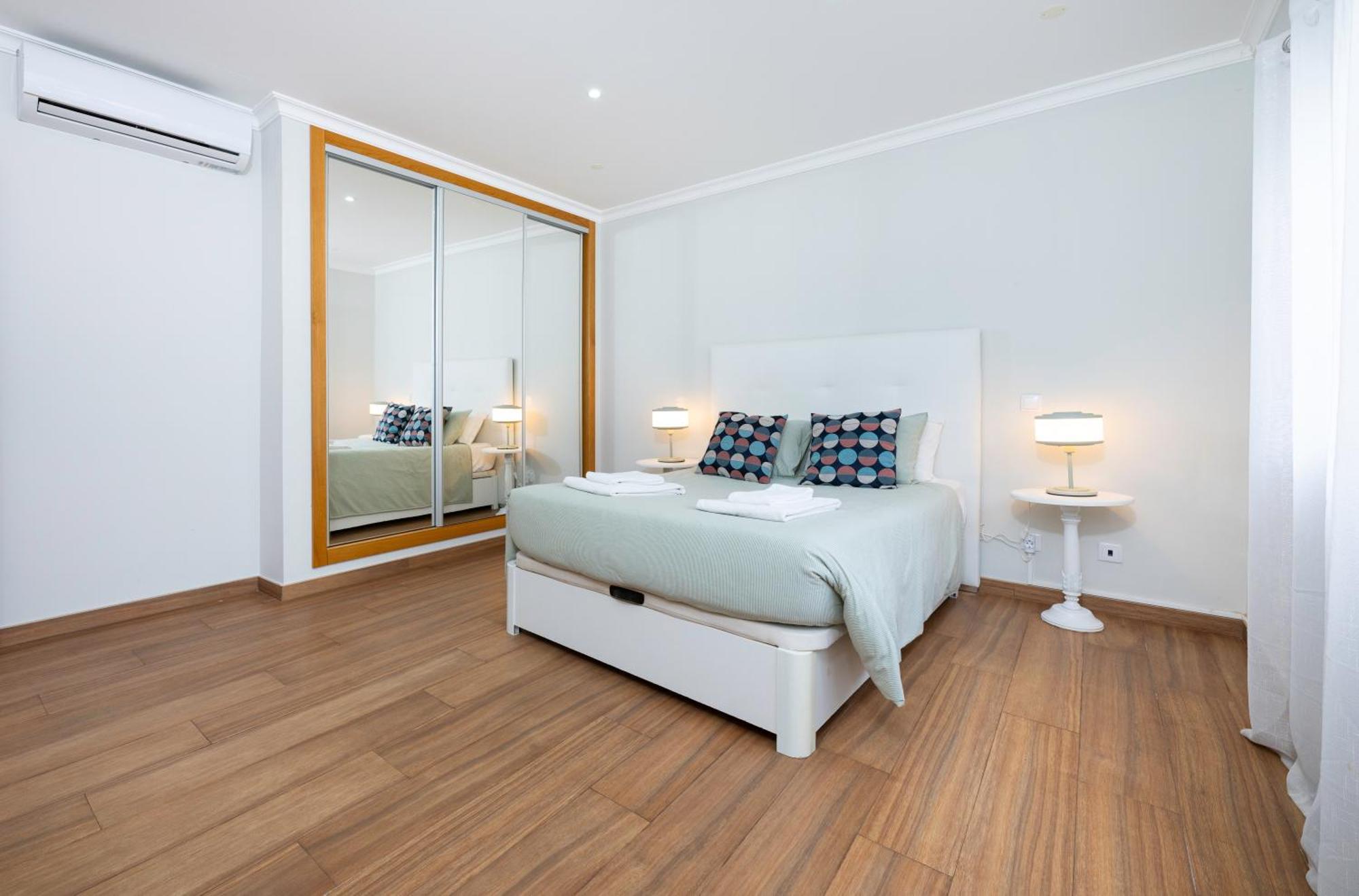 Full Private 180sqm - Terrace Jacuzzi - 200m & Sea View Villa *