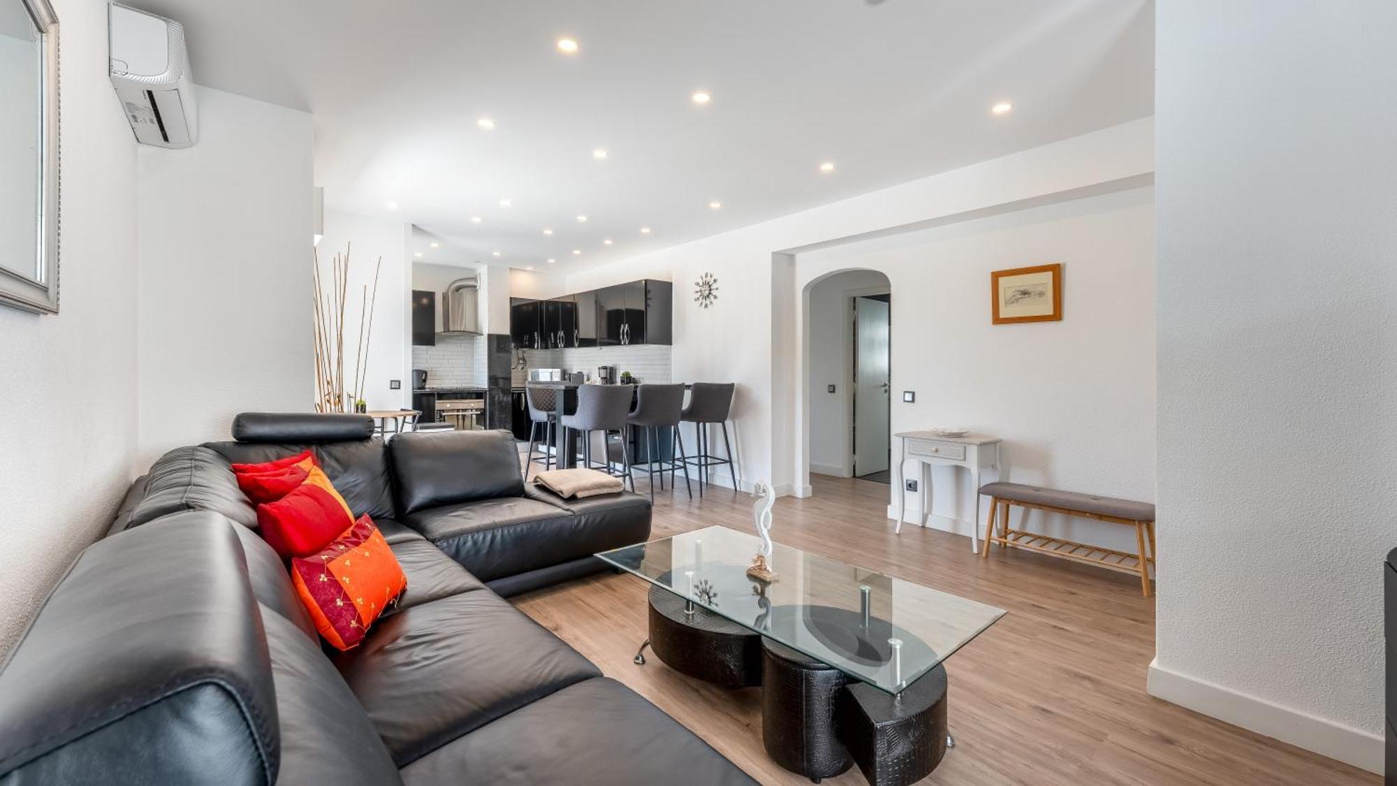 Cozy 2br Near Oura By Lovelystay Apartment *