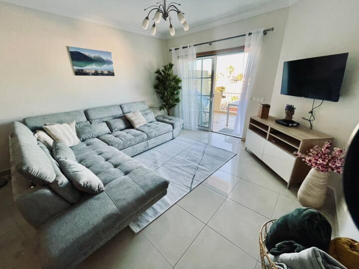 Sunny Condo- Pool & Free Parking Walk To Apartment