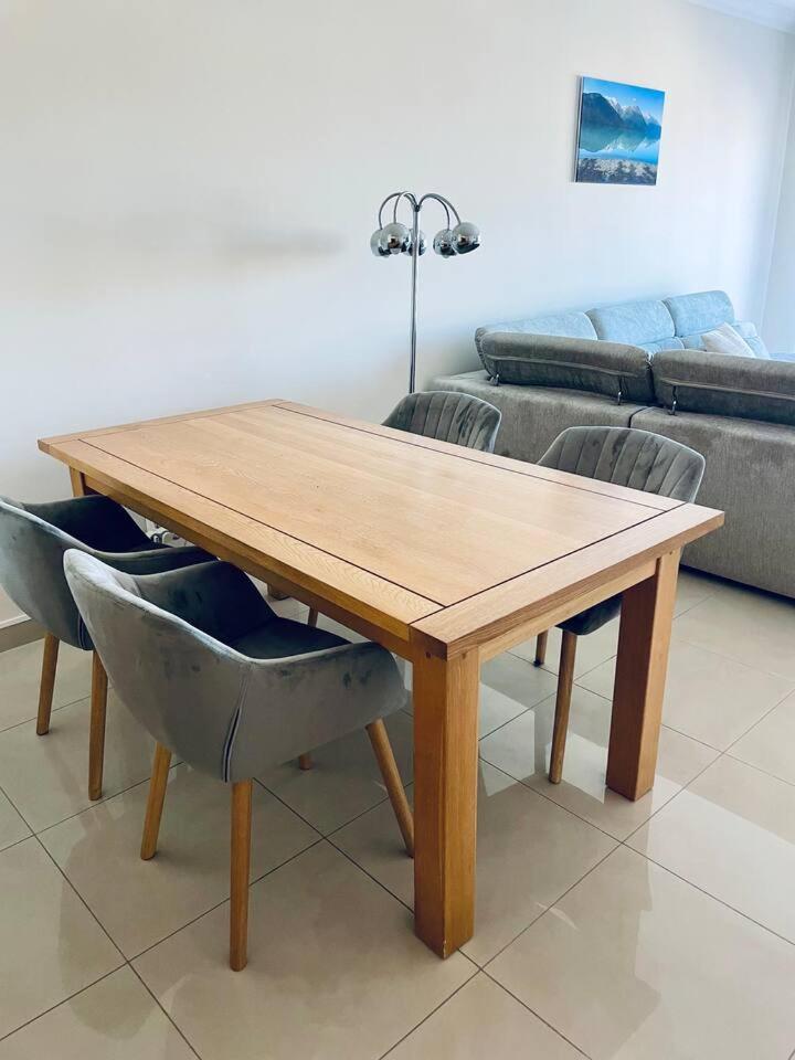 Sunny Condo- Pool & Free Parking Walk To *
