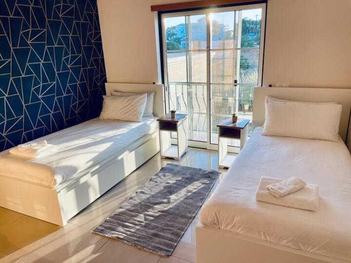 Sunny Condo- Pool & Free Parking Walk To