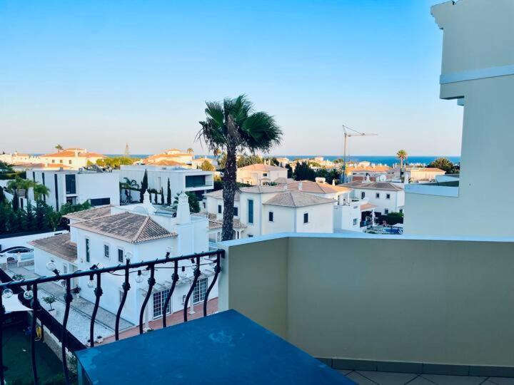 Apartment Sunny Condo- Pool & Free Parking Walk To *