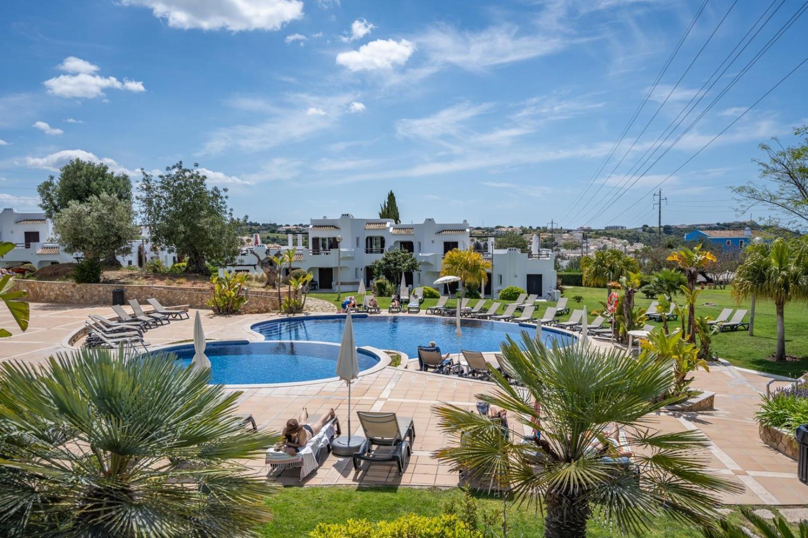 Apartamento Hostwise - Sunny Flat With A Balcony & Pool