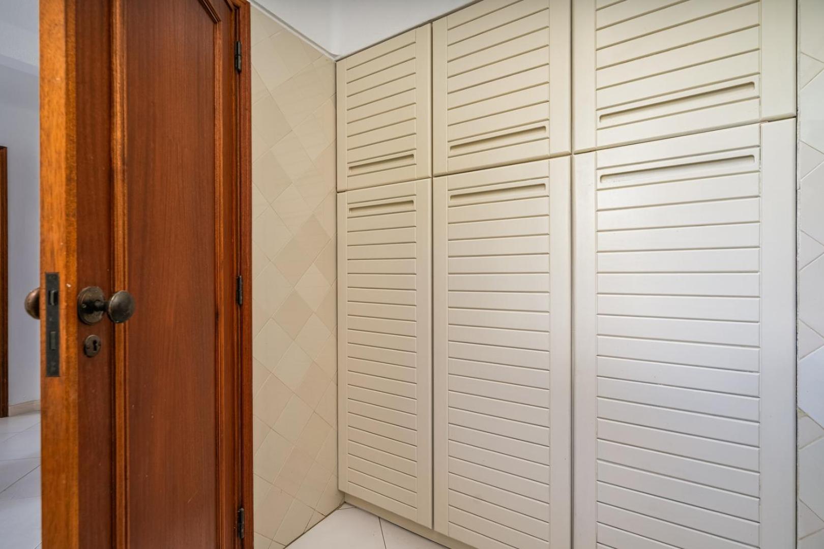 Apartamento Hostwise - Sunny Flat With A Balcony & Pool