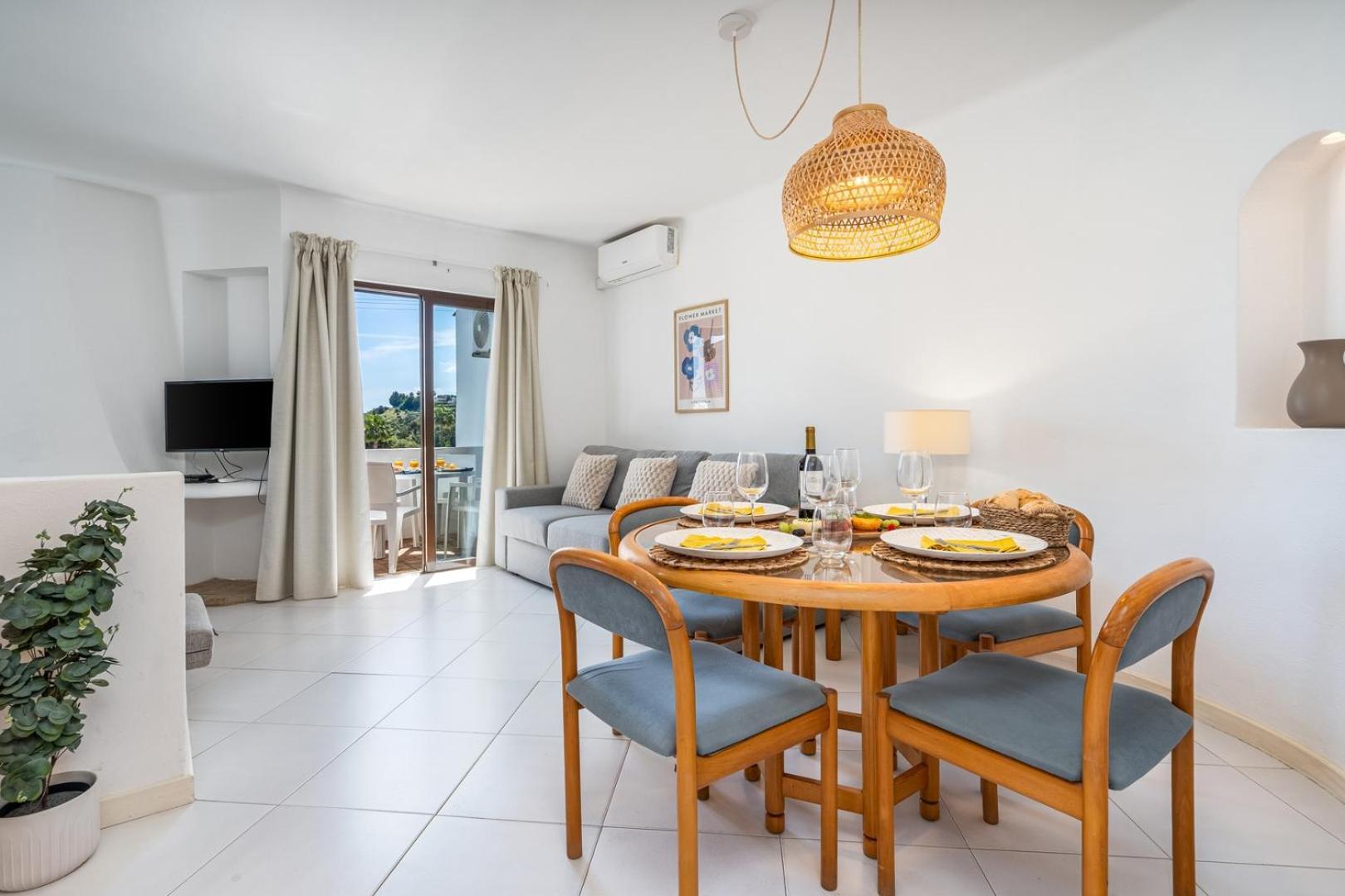 Apartamento Hostwise - Sunny Flat With A Balcony & Pool