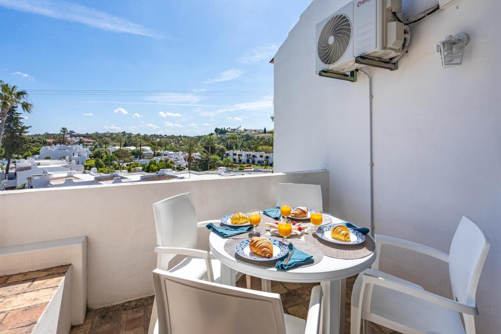 Apartamento Hostwise - Sunny Flat With A Balcony & Pool