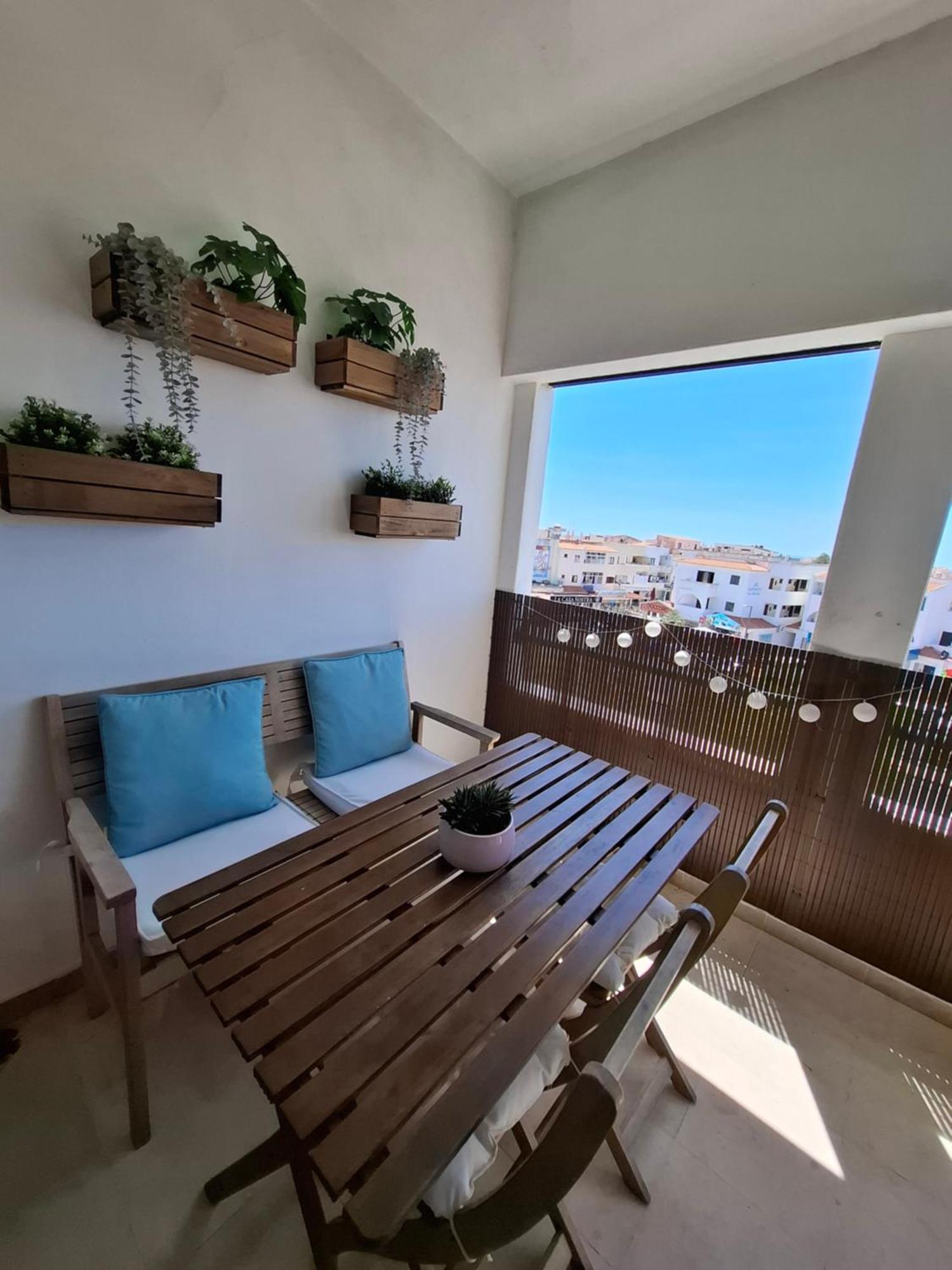 Title E Title - Oura Apartment *