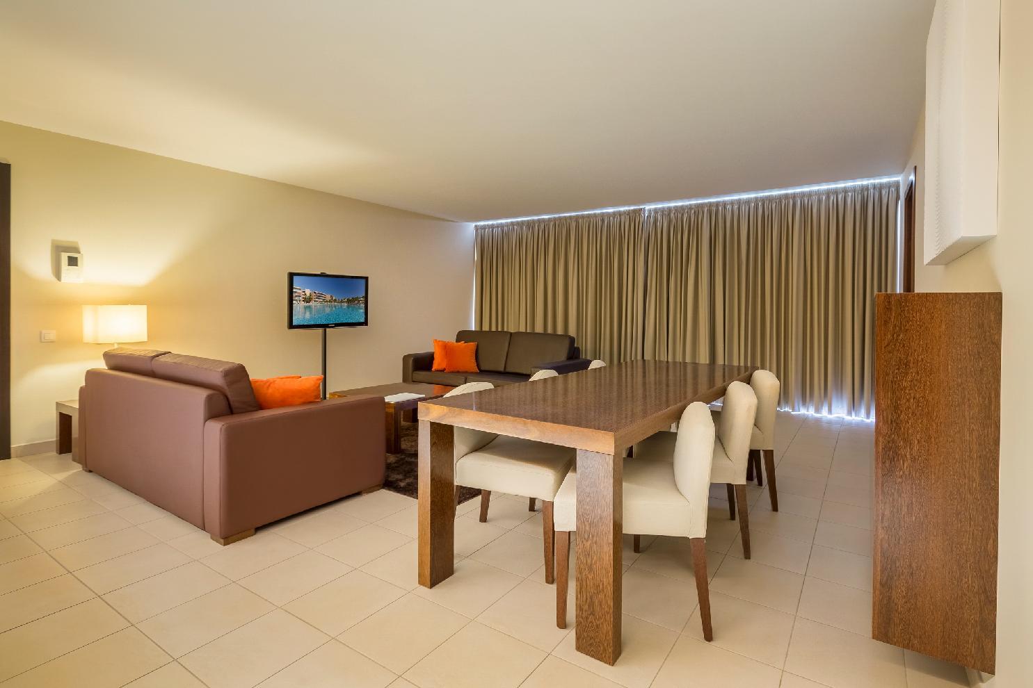 Nau Salgados Lagoas Aparthotel 4*