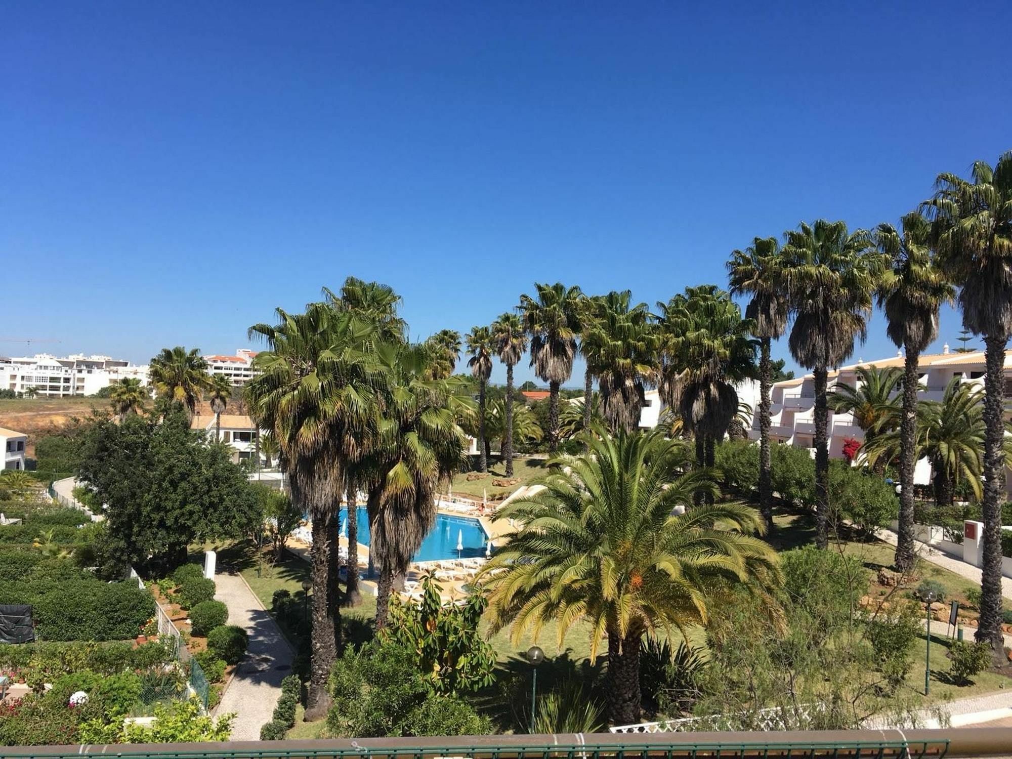 With One Bedroom In Albufeira, With Pool Access And Furnishe Appartement