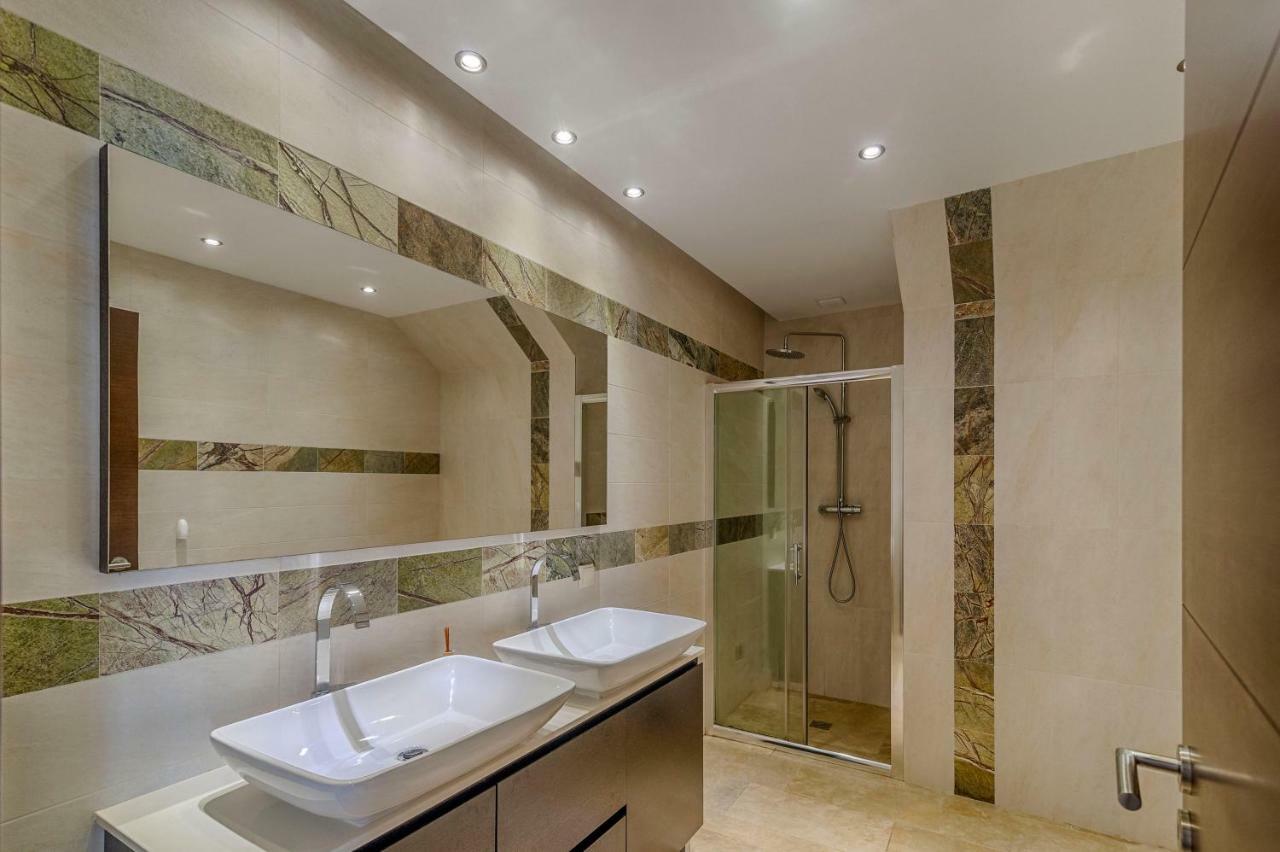 Aqua-jacuzzi-heatable Pool-sauna-gym-snooker Villa