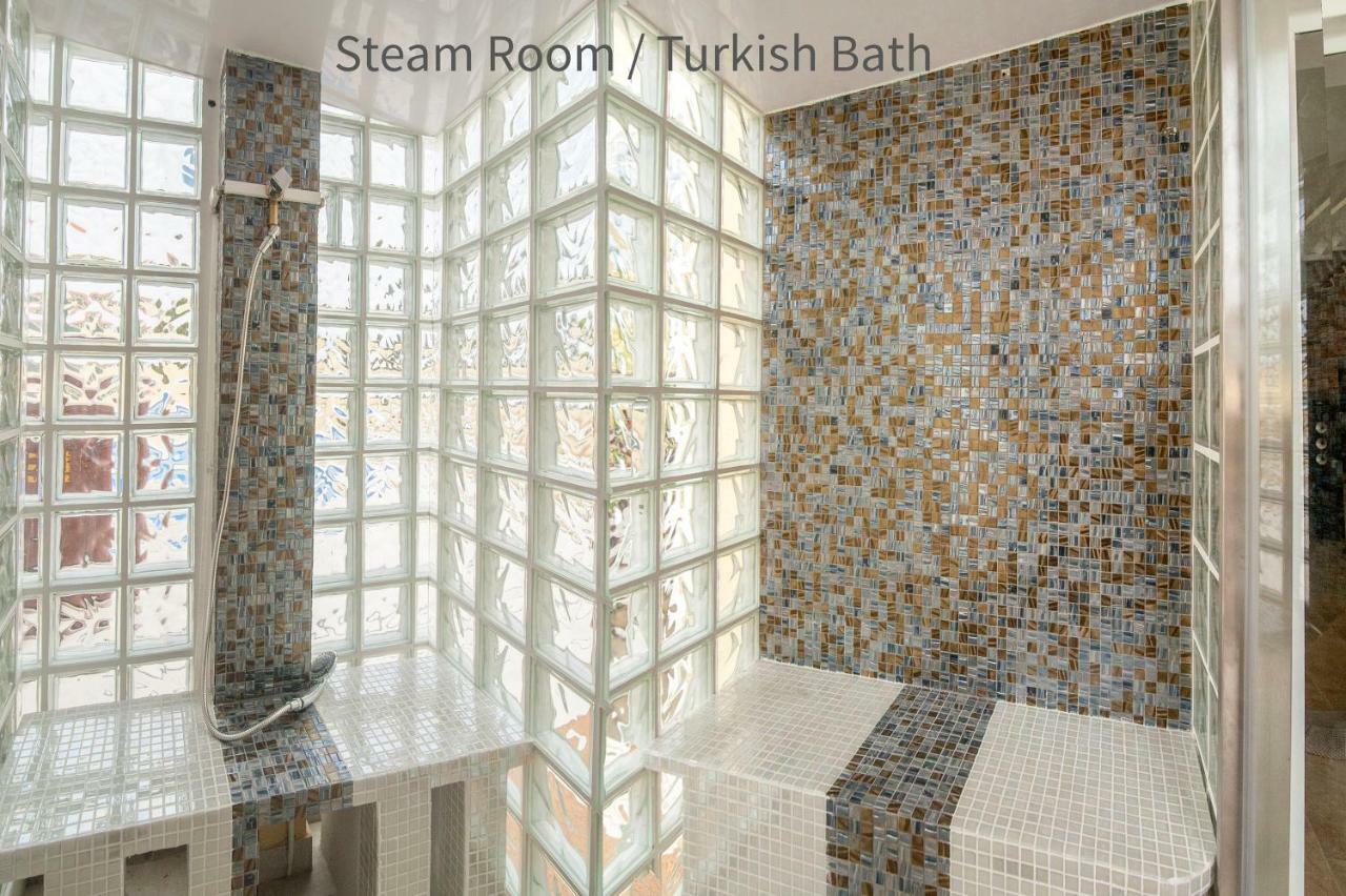 Aqua-jacuzzi-heatable Pool-sauna-gym-snooker Villa