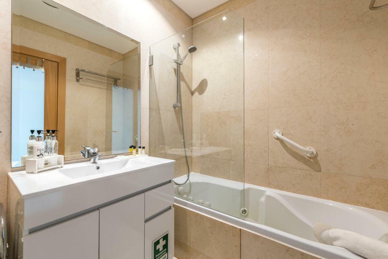 Apartment Beachfront Flat, Private Parking, Pools, Sea At Less Than 200 M (adults Only) *
