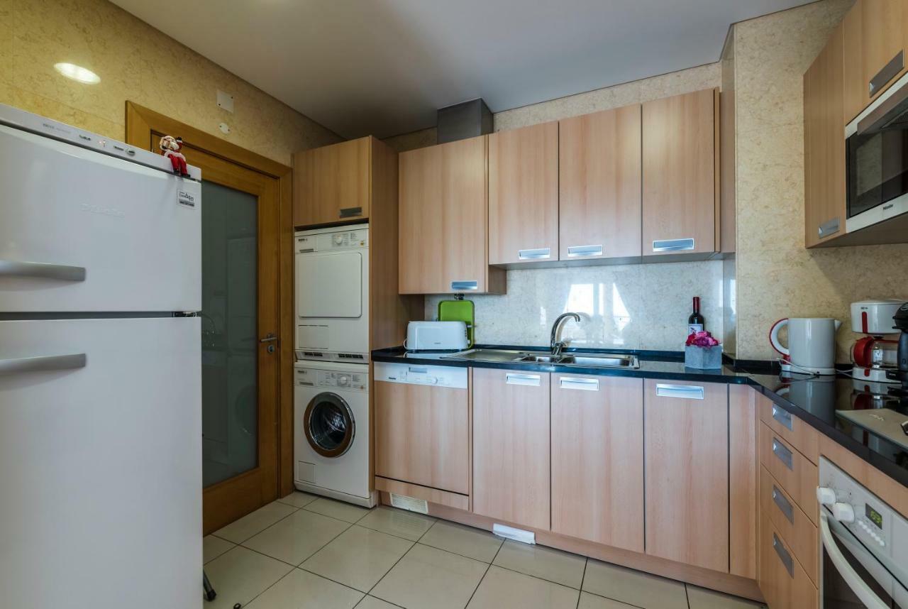 Beachfront Flat, Private Parking, Pools, Sea At Less Than 200 M (adults Only) Apartment Albufeira