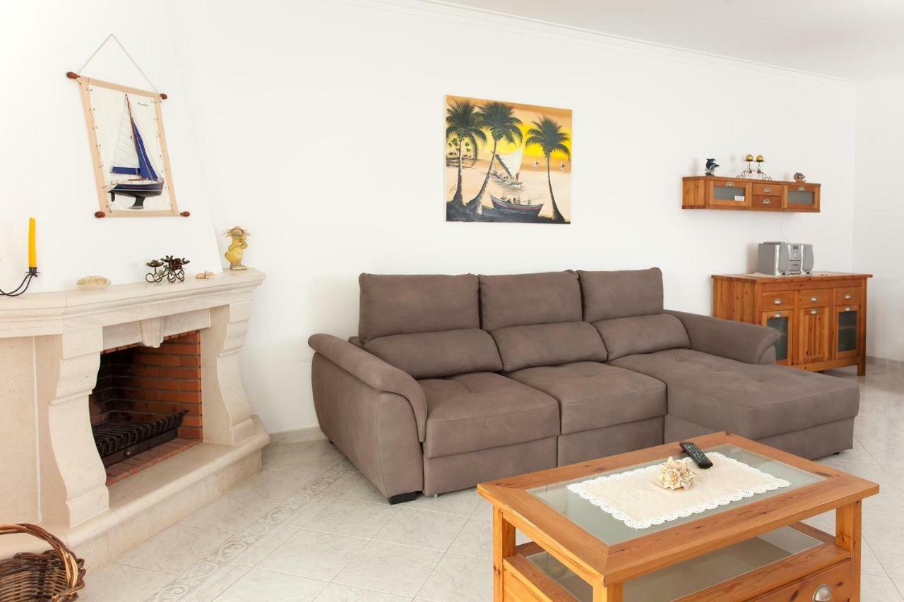 Appartement Os A Ramos Na Da Gale Estao Inserido Em Com Piscina, Fica Apenas A 350 Metros Da Da Gale - Com Ar Condicionado Tanto Nos Quartos Na Sala, Smart Tv Com Prime Video E Cozinha Completa