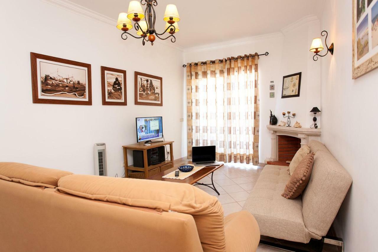 Appartement Os A Ramos Na Da Gale Estao Inserido Em Com Piscina, Fica Apenas A 350 Metros Da Da Gale - Com Ar Condicionado Tanto Nos Quartos Na Sala, Smart Tv Com Prime Video E Cozinha Completa