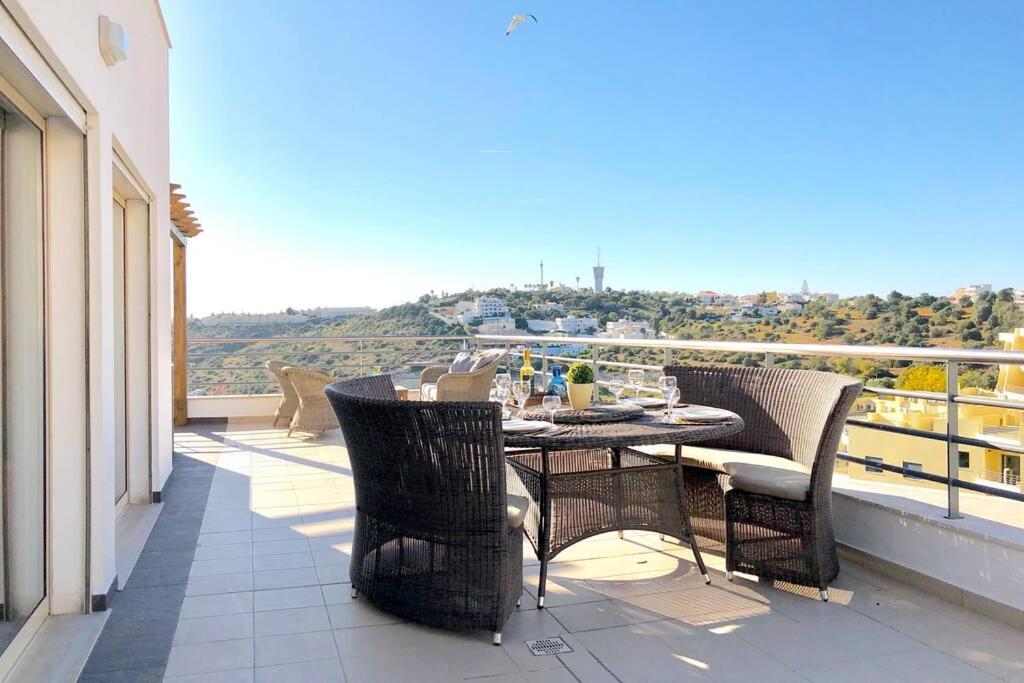 L Amazing Terrasse With Jacuzzi Encosta Da Orada *