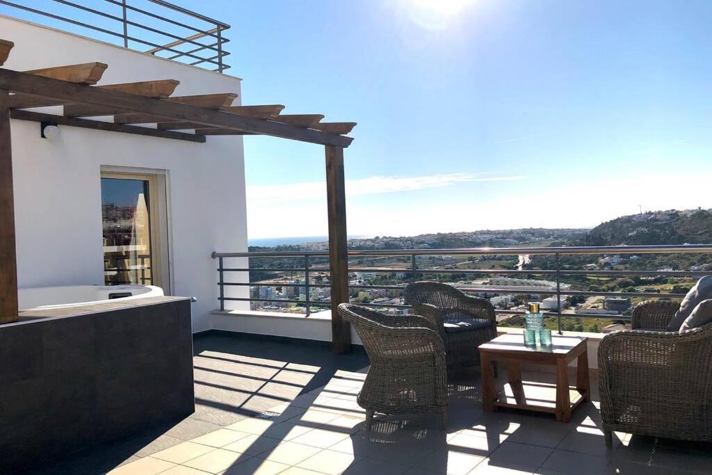 L Amazing Terrasse With Jacuzzi Encosta Da Orada *