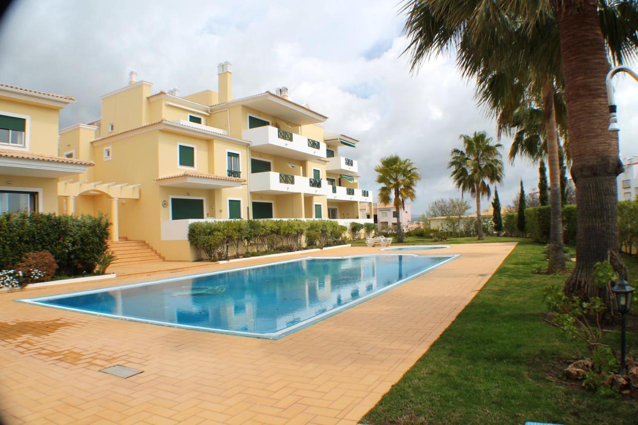 2 Bedrooms With Shared Pool Enclosed Garden And Wifi At 5 Km Away From The * Albufeira