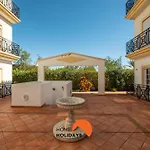#054 Newtown With Pool, Ac, Private Park, Near Strip