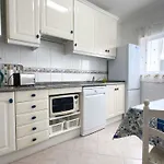 Os Apartamentos A Ramos Na Praia Da Gale Estao Inserido Em Condominio Com Piscina, Fica Apenas A 350 Metros Da Praia Da Gale - Apartamentos Com Ar Condicionado Tanto Nos Quartos Como Na Sala, Smart Tv Com Prime Video E Cozinha Completa