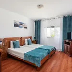 Bnb Homes Large Fully Equipped Apartment With 2 Bedrooms, Swimming Pool & Patio