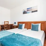 Bnb Homes Large Fully Equipped Apartment With 2 Bedrooms, Swimming Pool & Patio