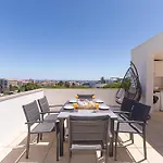 Golden Views Penthouse 3Br In Newtown