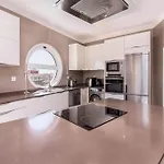 Luxe Penthouse - Prime Location By Seareen